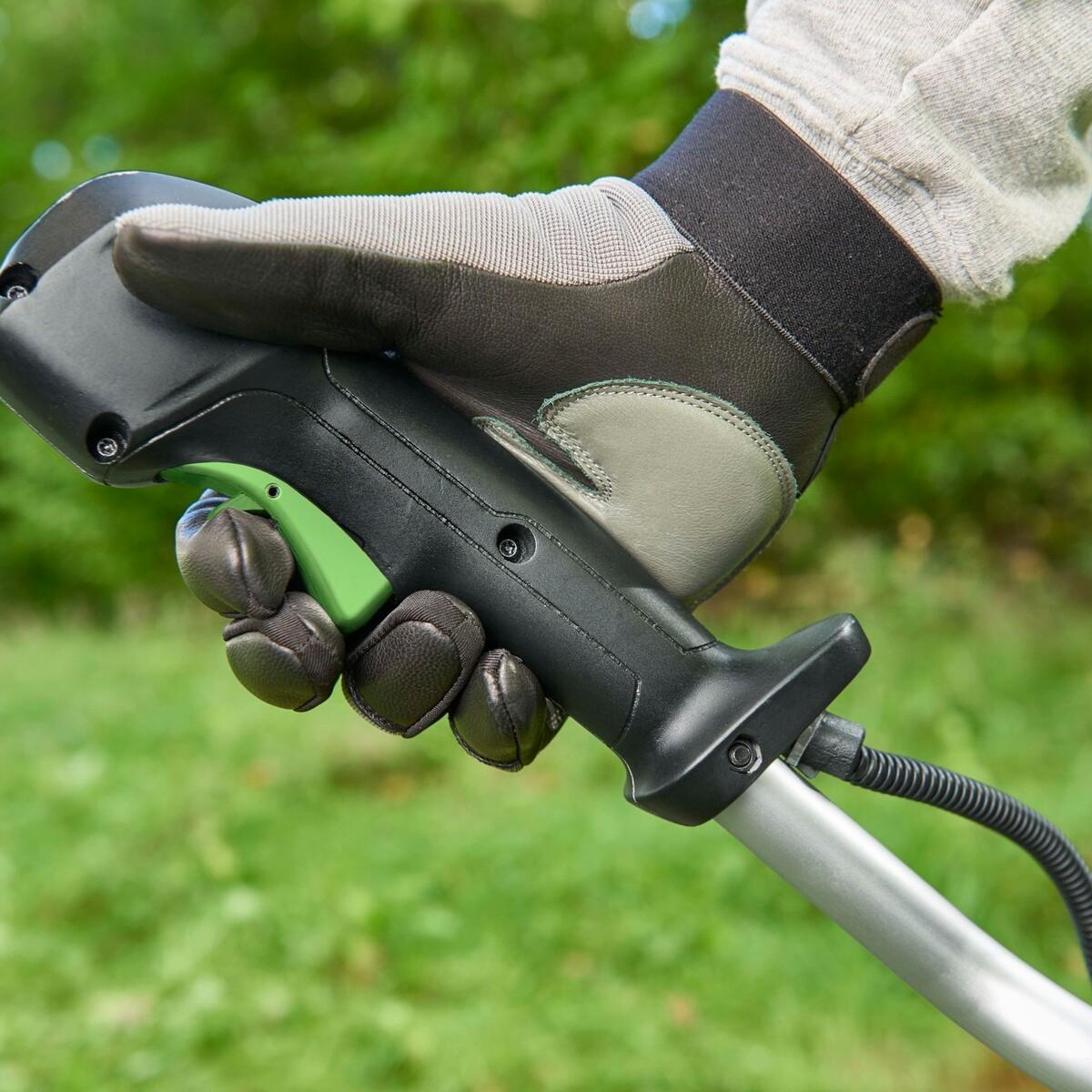 BCX3800-Lifestyle-LineTrimmer-2-Way-Trigger-zoom