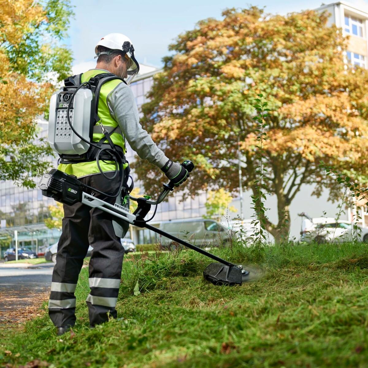 BCX3800-Lifestyle-LineTrimmer-Action-Mid-4-zoom