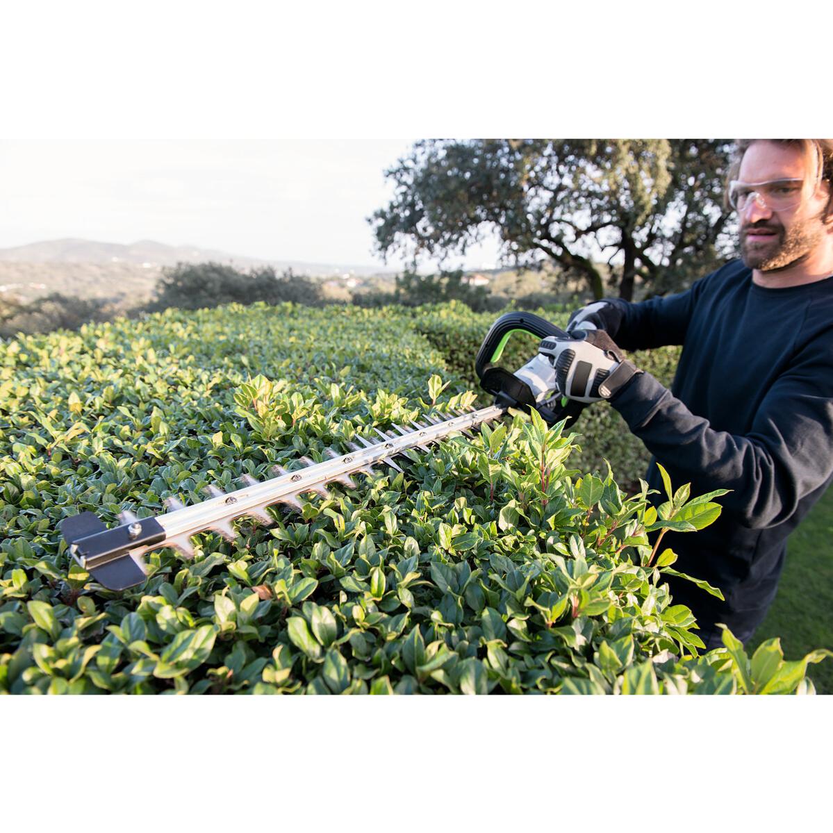 EGO-HedgeTrimmer-Action-30-RT-2-01-zoom