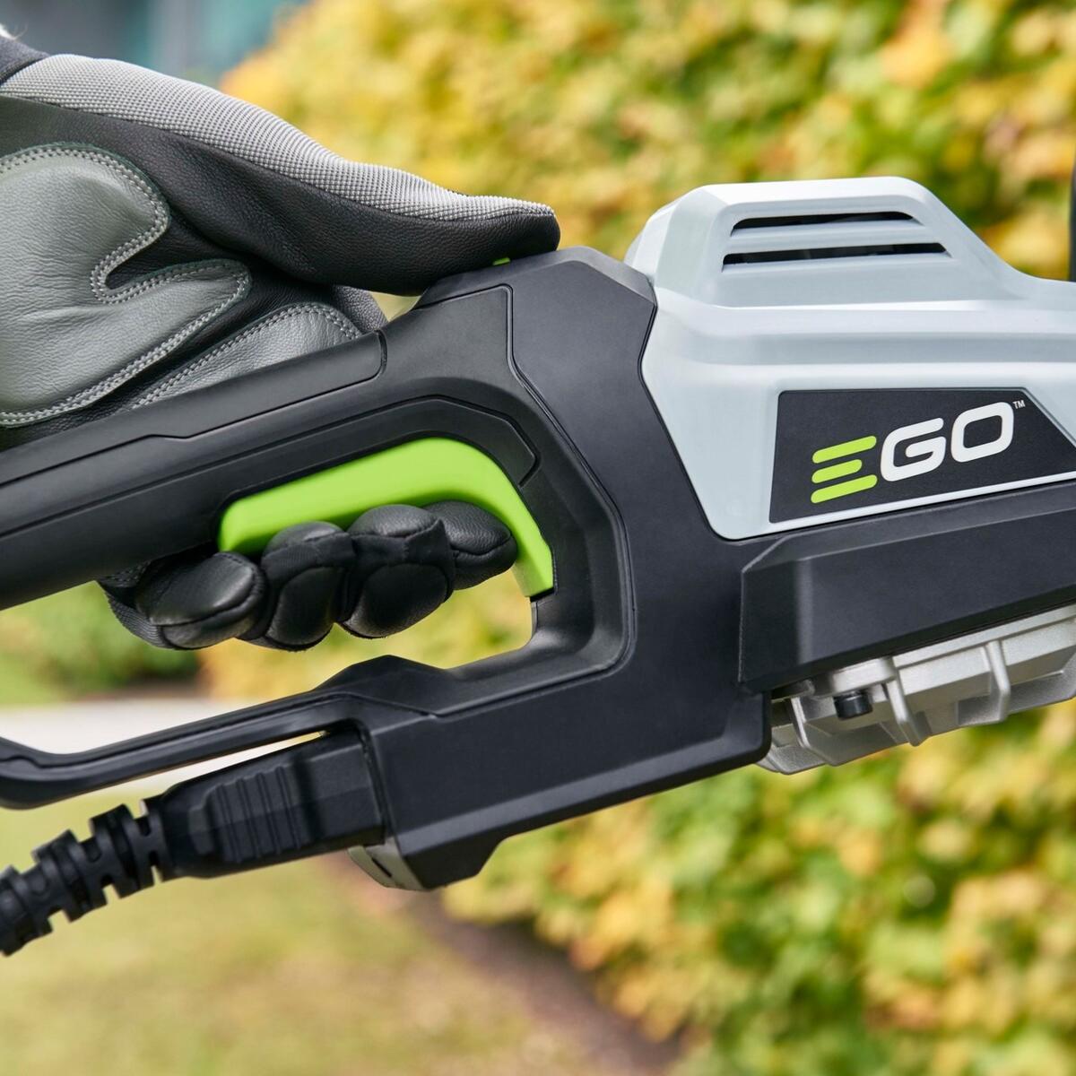 HTX6500-Lifestyle-HedgeTrimmer-TriggerControls-zoom