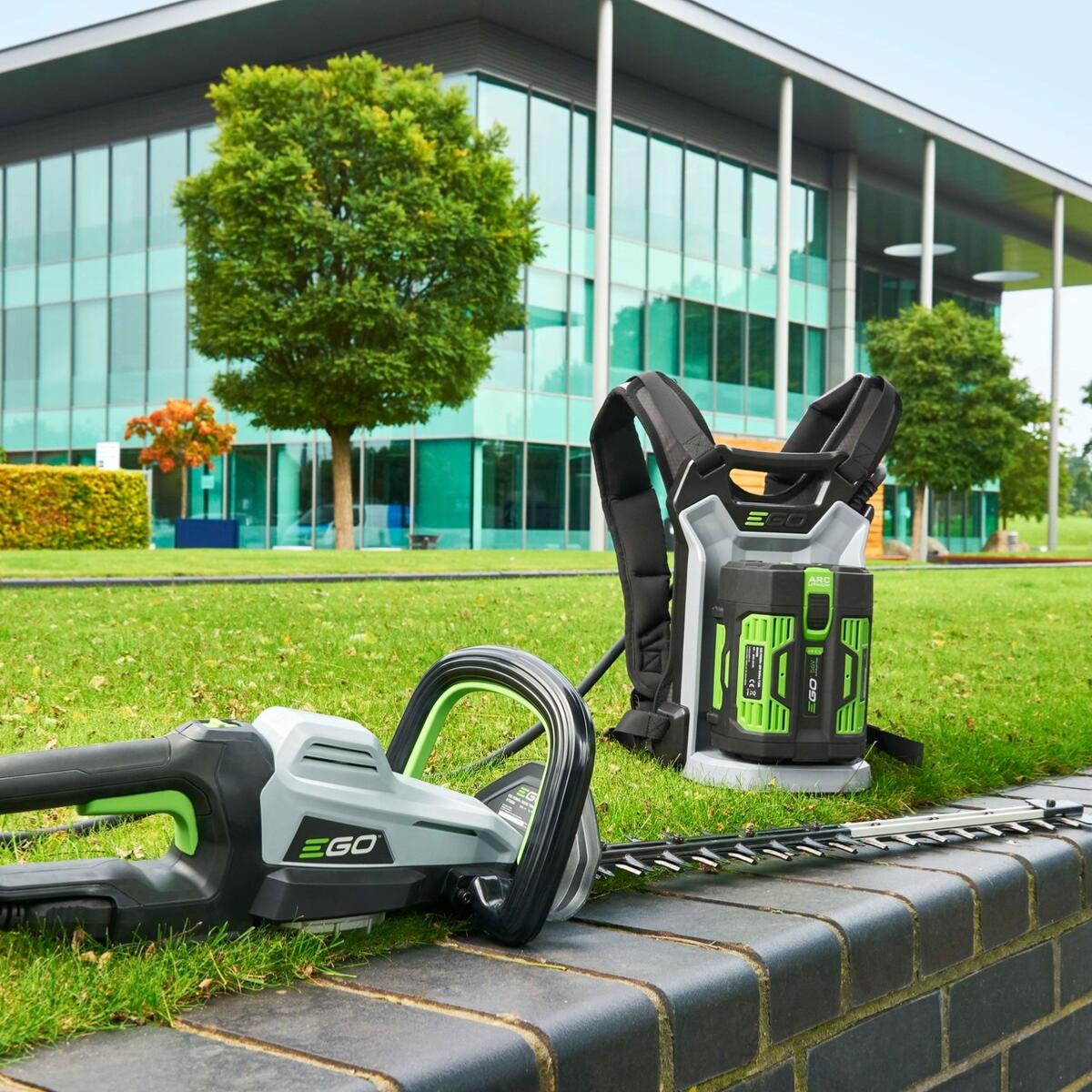 HTX6500-Lifestyle-HedgeTrimmer-HarnessBackPack-zoom