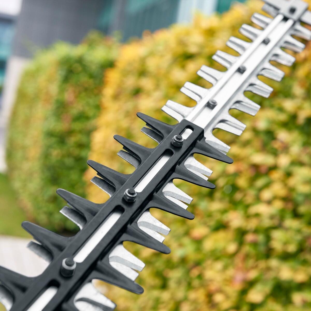 HTX6500-Lifestyle-HedgeTrimmer-Blade-Close-zoom