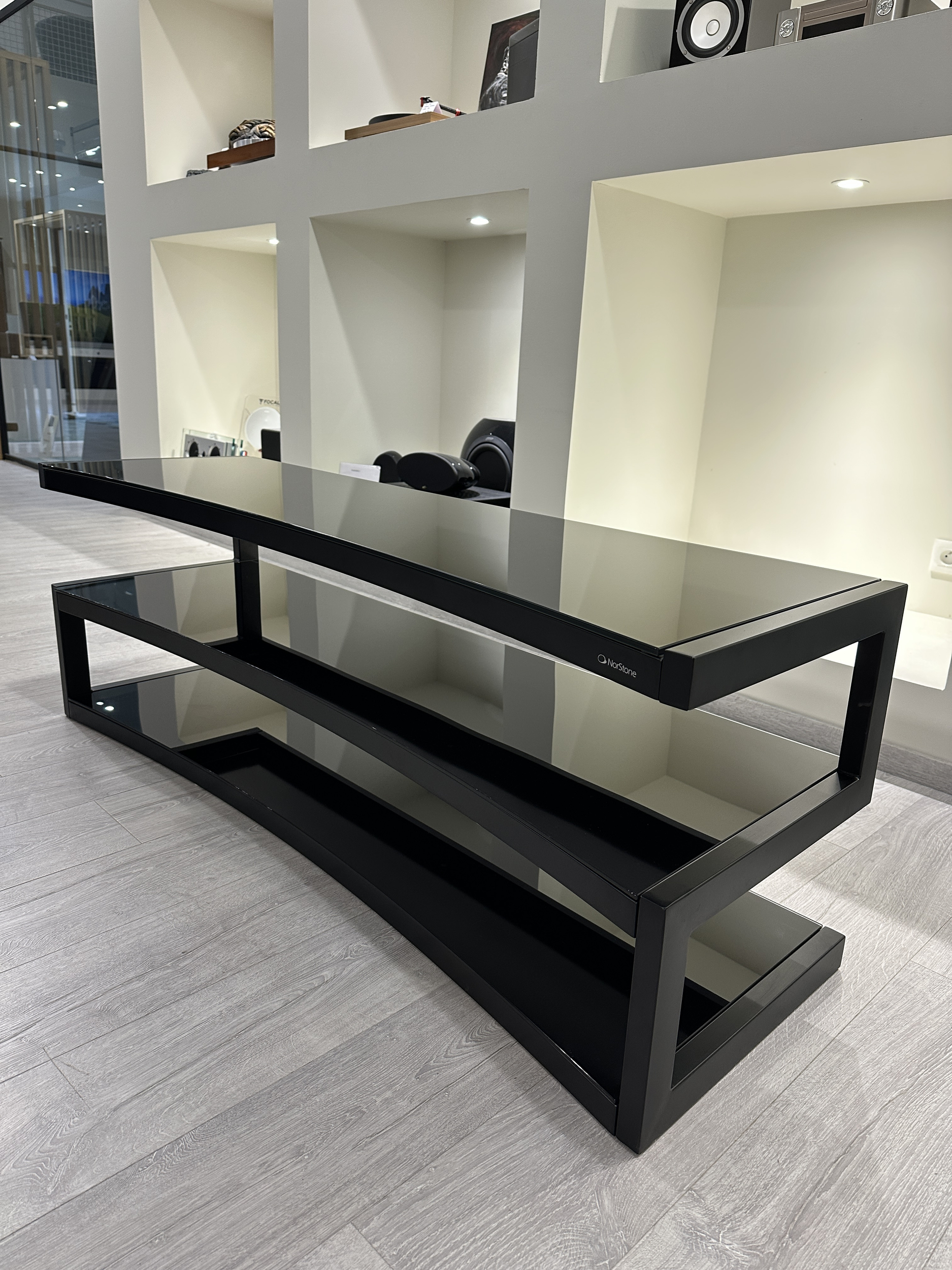 MEUBLE AUDIO-VIDÉO NORSTONE ESSE CURVE EXCELLENTE OCCASION!!!!!!!