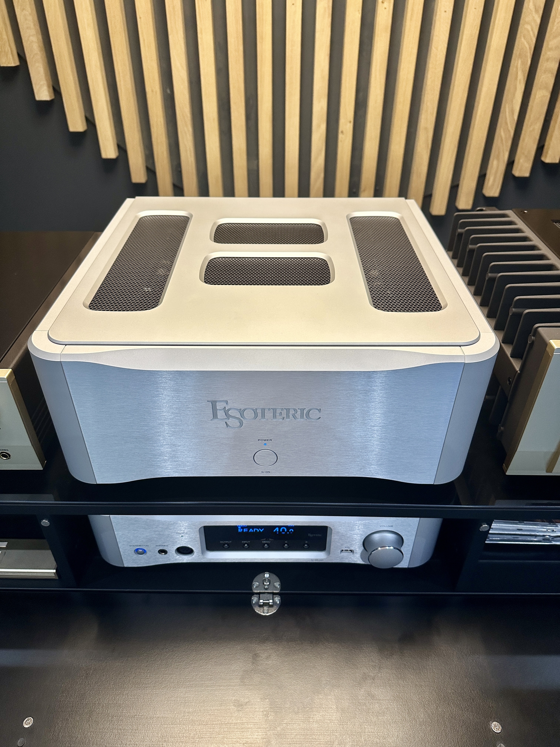 Esoteric N-05XD + Esoteric S05 + Focal Diablo Black Lacquer  - chaine exposée *