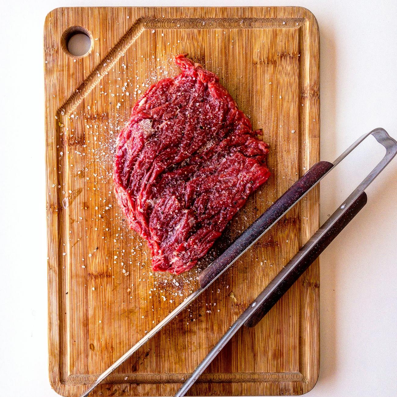 Planche à Découper En Bois Marron Avec De La Viande Sur Le Dessus