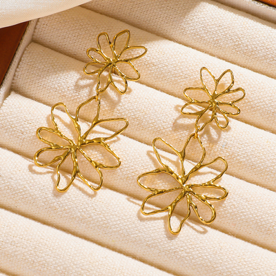 Boucles d'oreilles fleurs - Acier inoxydable doré main image 1