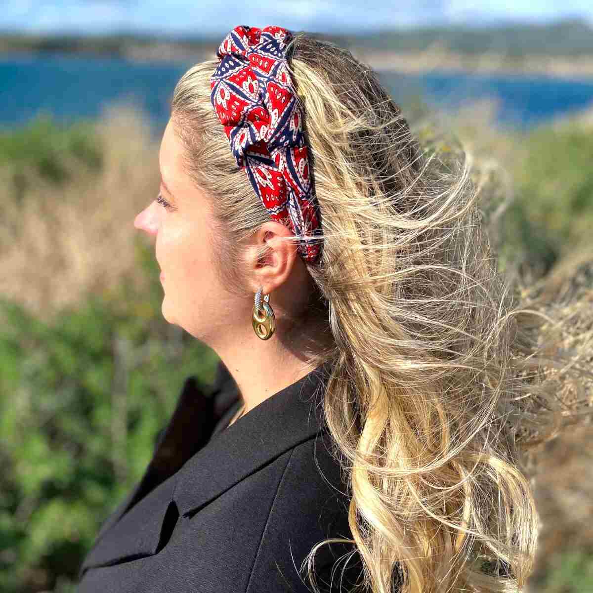 Serre-tête rouge à motifs bleu marine