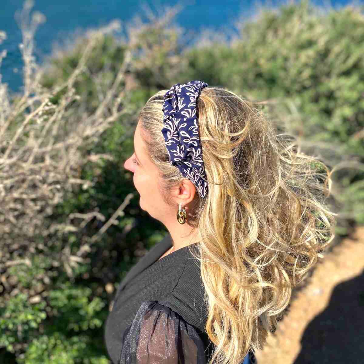 Serre-tête bleu marine à motifs blancs