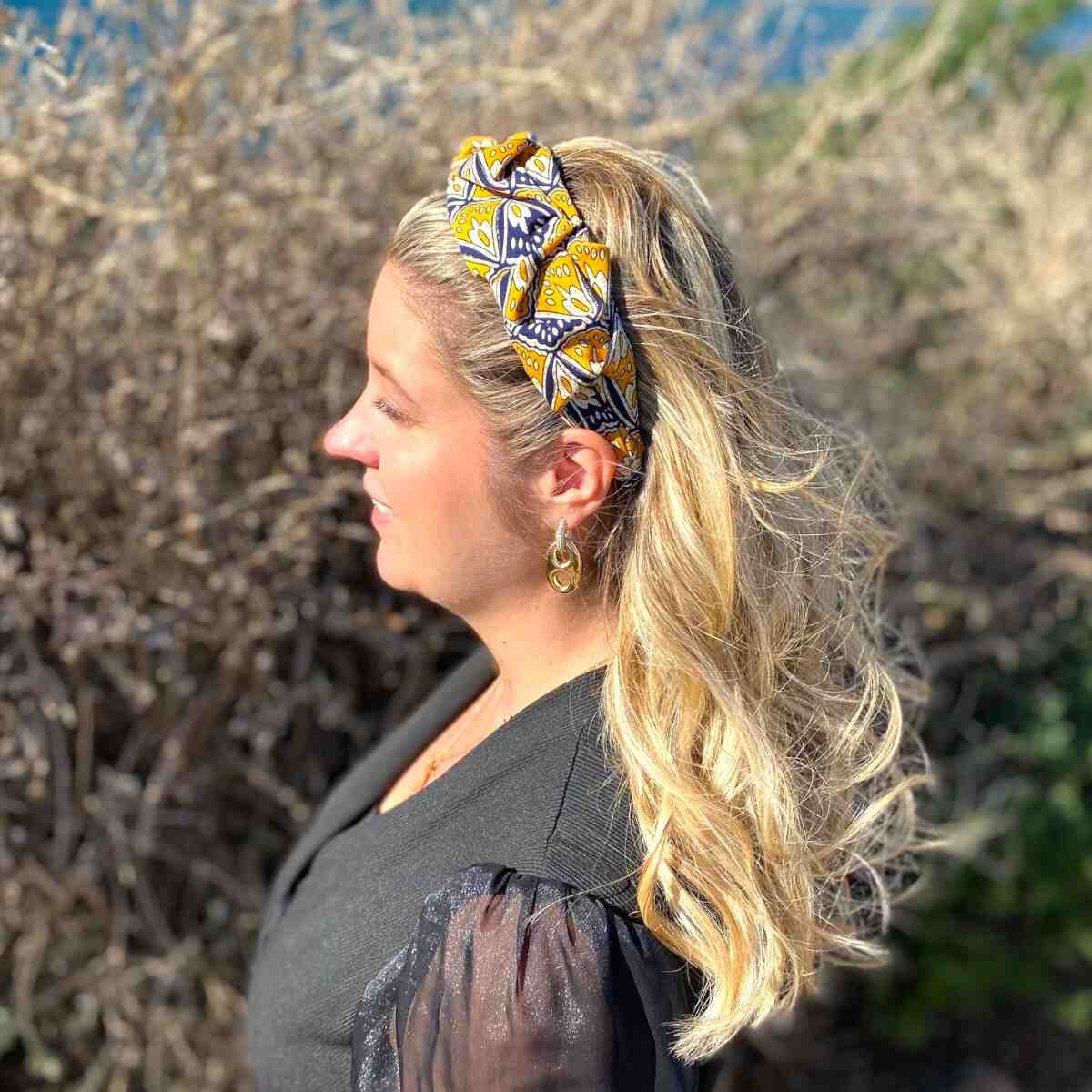 Serre-tête moutarde à motifs bleu marine