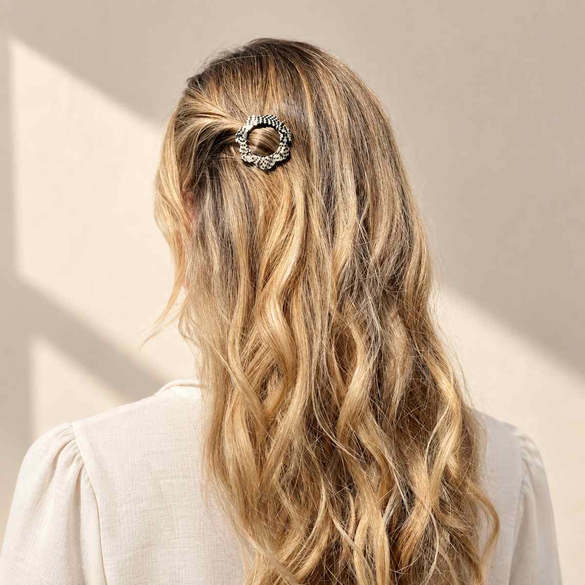 barrette cheveux leopoldine opera portée