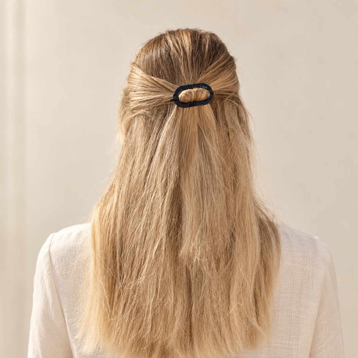 Barrette à cheveux Louanne noire portée