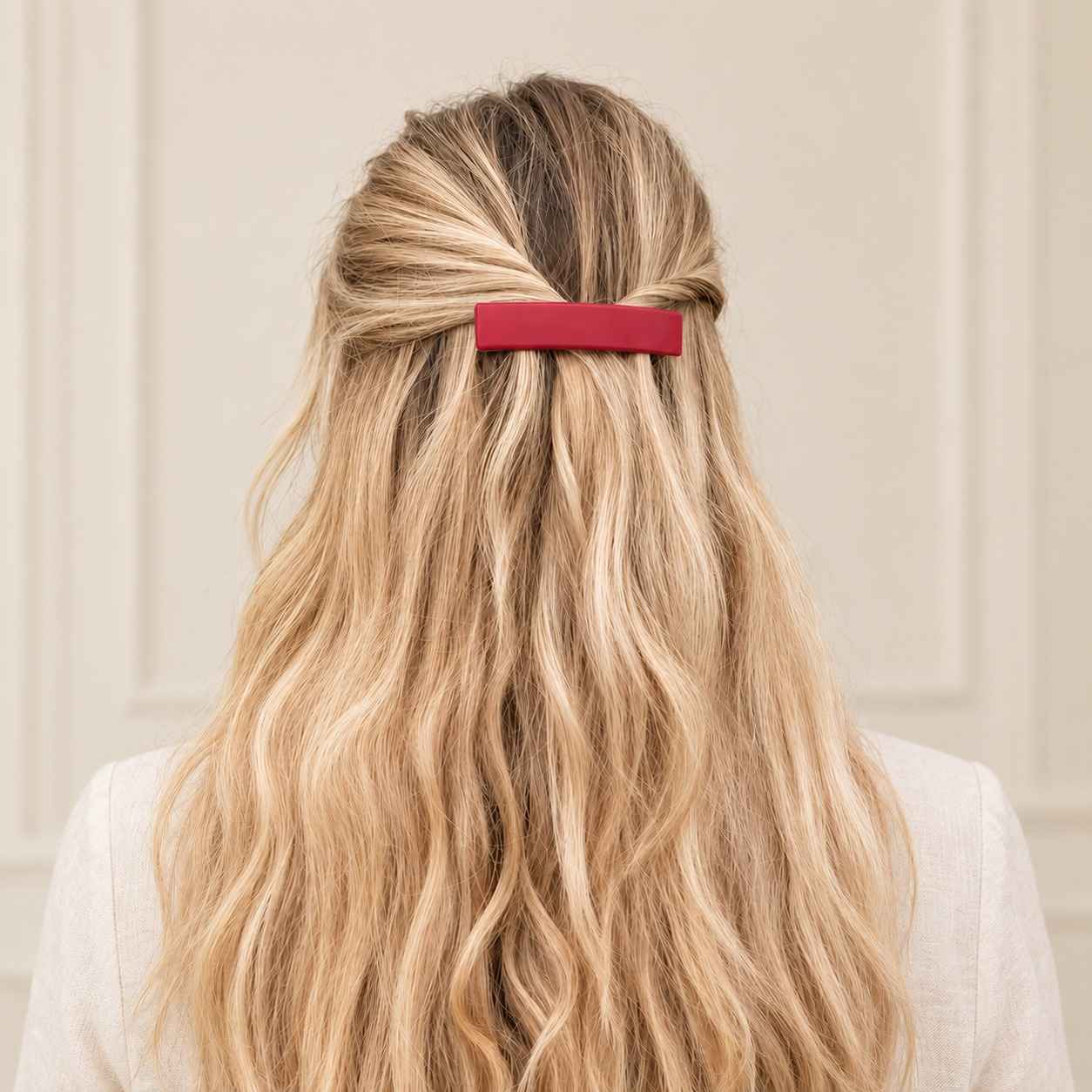 Barrette à cheveux Carla collection OPALE rouge portée