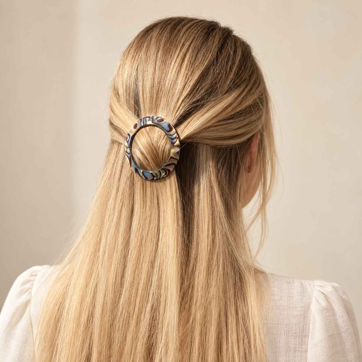 Barrette à cheveux ronde et sans métal Élodie onyx portée