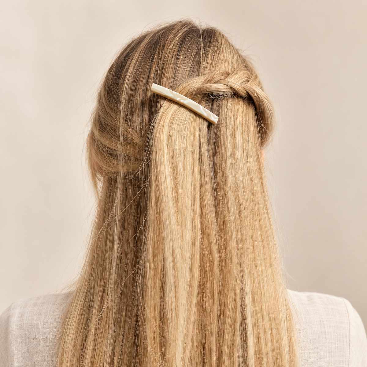 Barrette à cheveux Sidonie alba portée