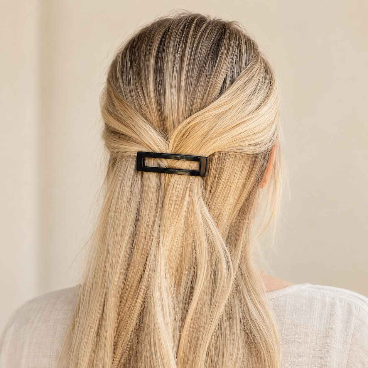 Barrette à cheveux Juliette noire portée