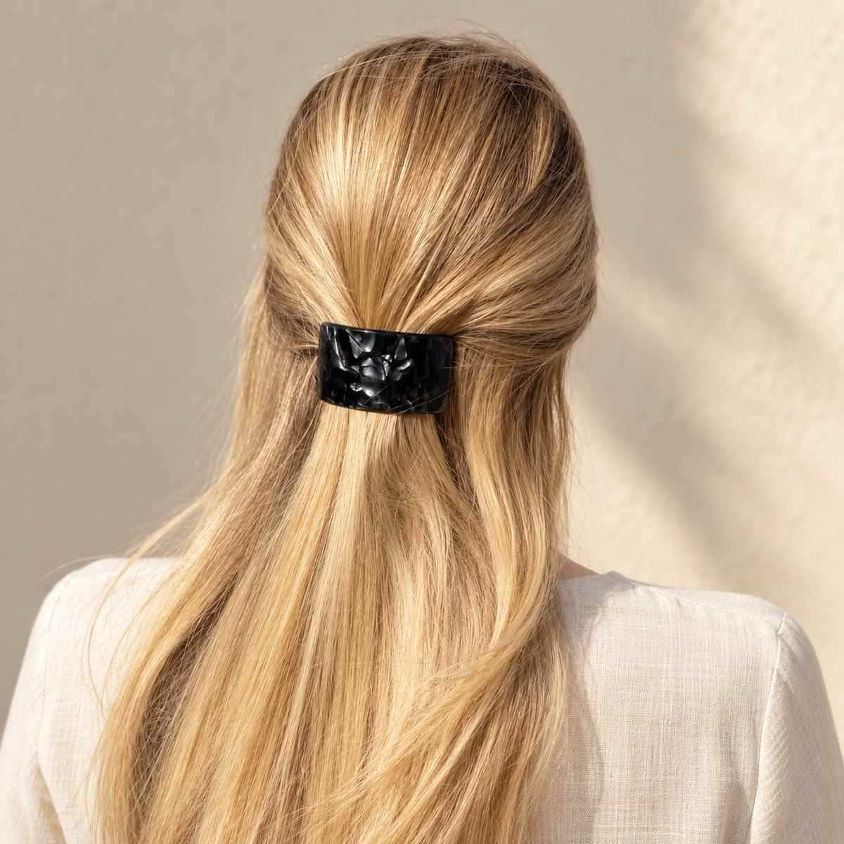 Barrette à cheveux large et bombée Héléna noire nacrée portée