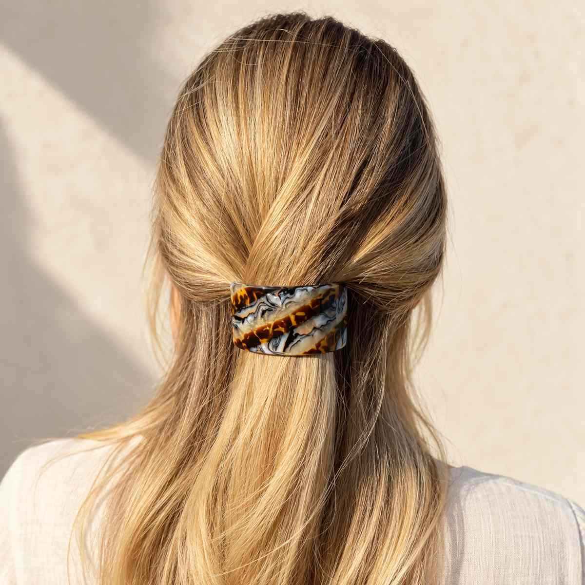 Barrette à cheveux large et bombée Héléna lasco portée