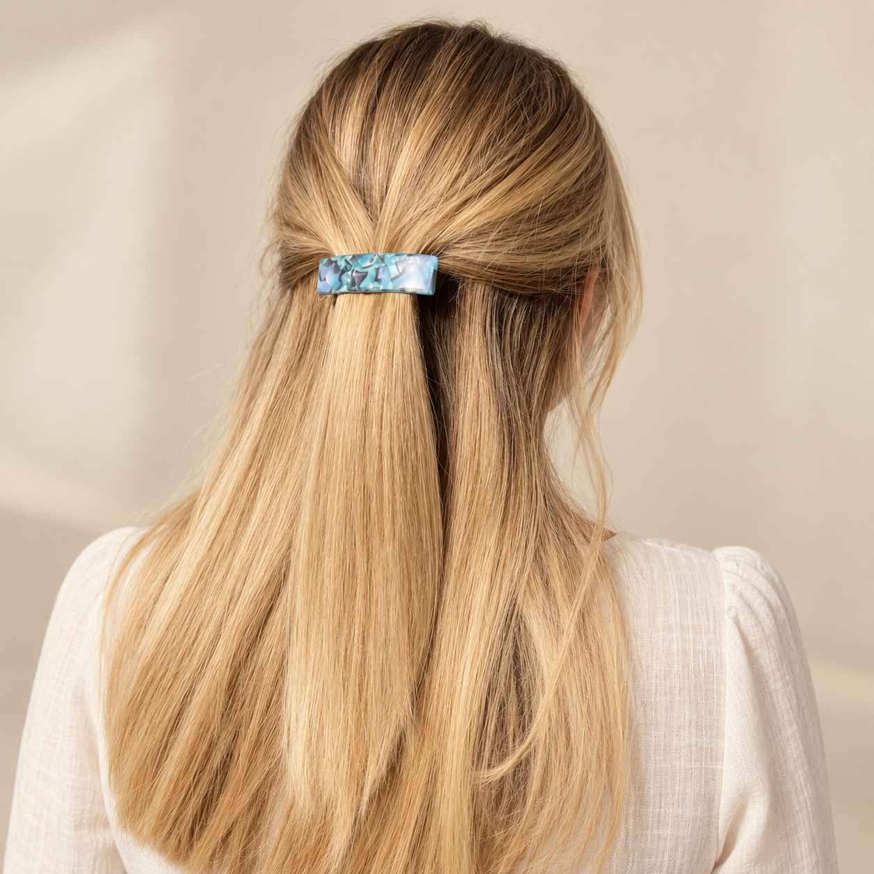 Barrette à cheveux Anne mer du sud portée