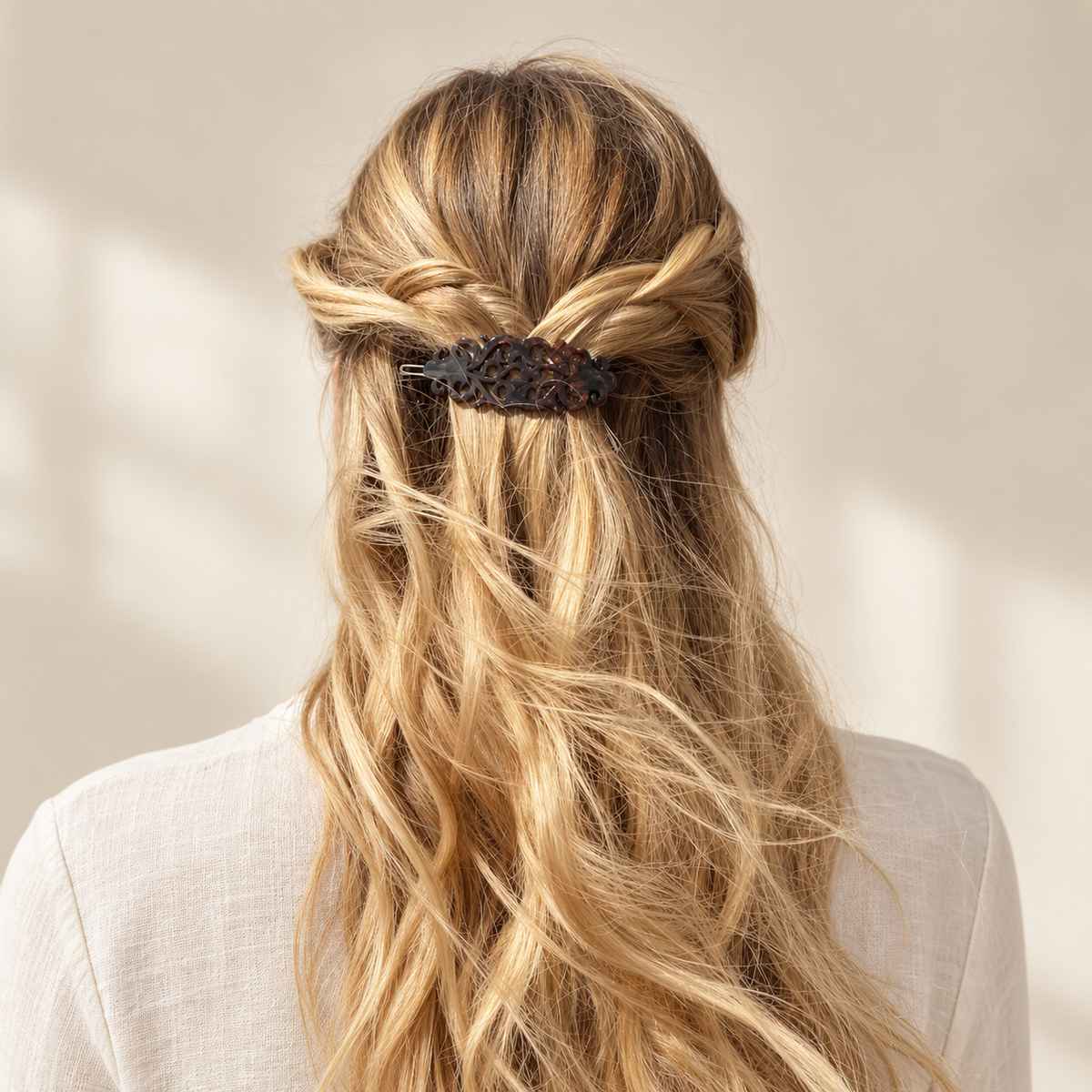 Barrette à cheveux Charlotte noire nacrée portée