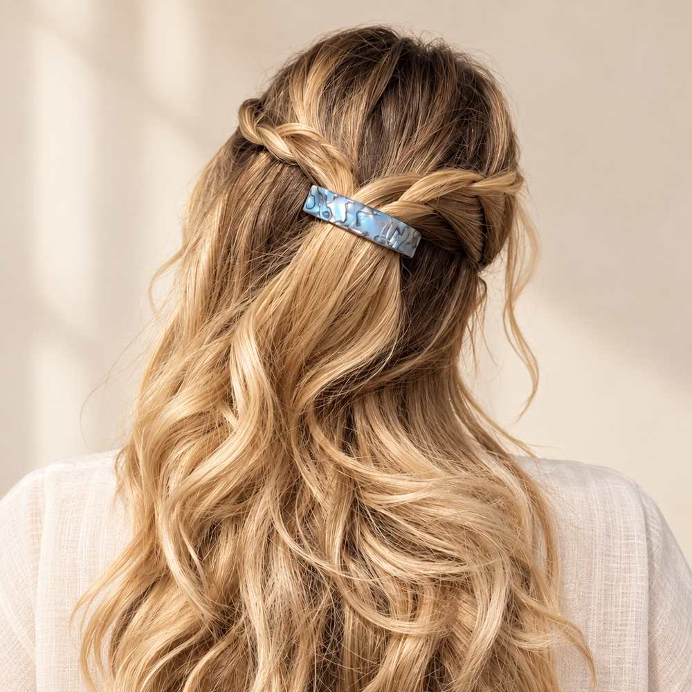 Barrette à cheveux Amandine mer du sud portée