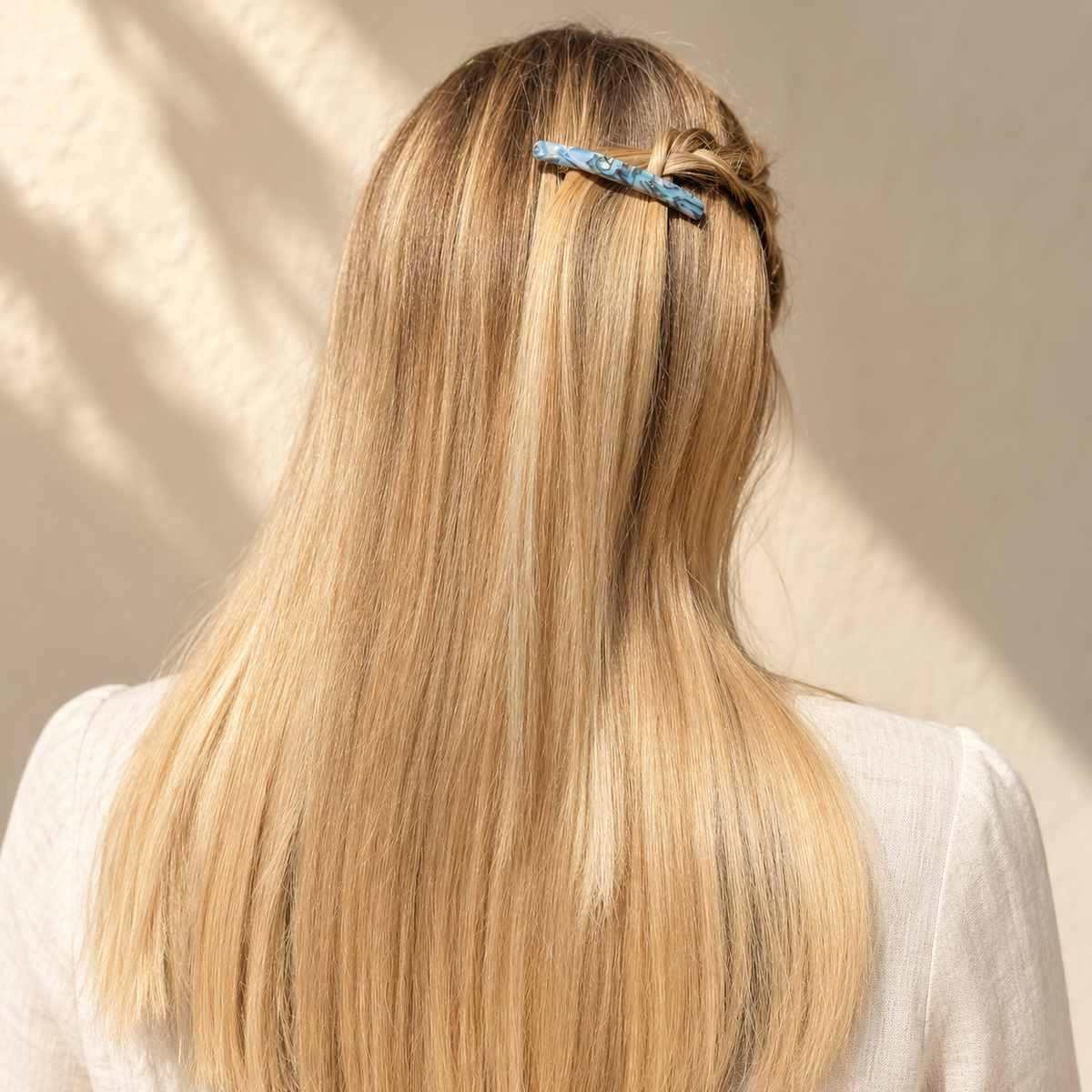 Barrette à cheveux Jeanne grès portée