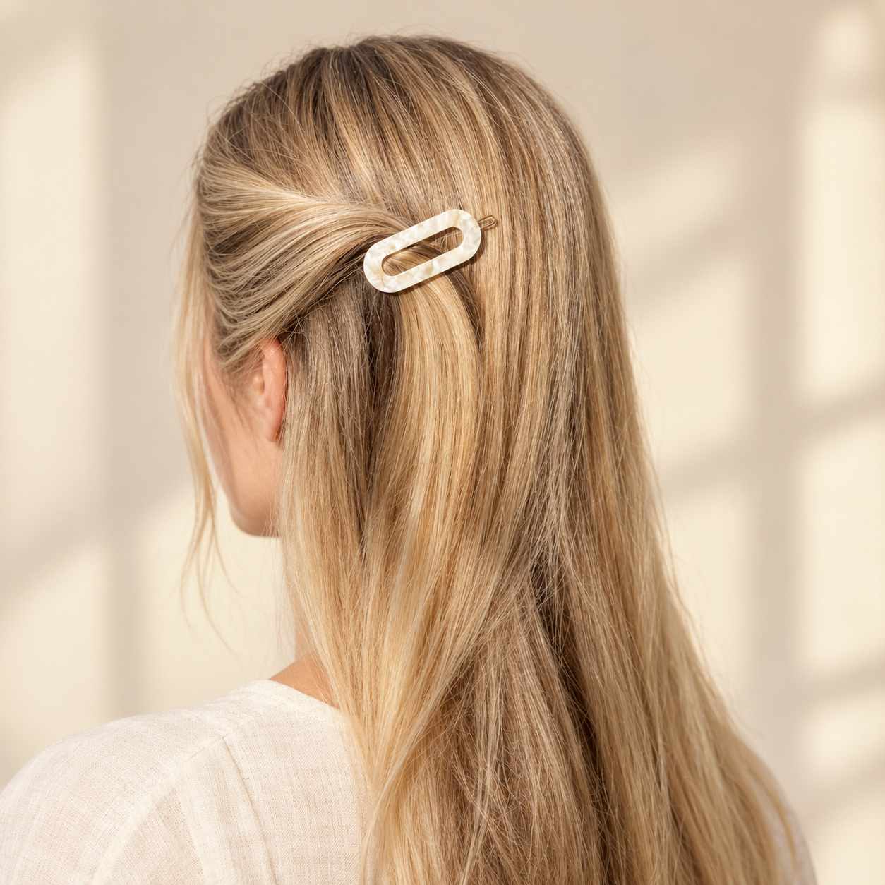 Barrette à cheveux Séléna collection CÉLESTE blanche portée