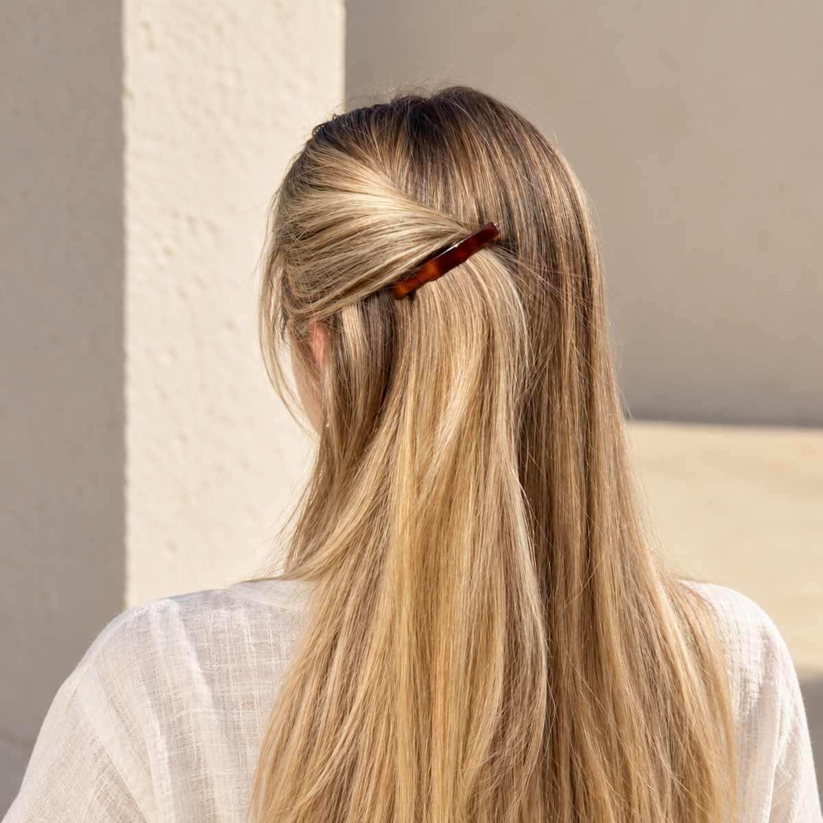 Barrette à cheveux Clara écaille claire portée