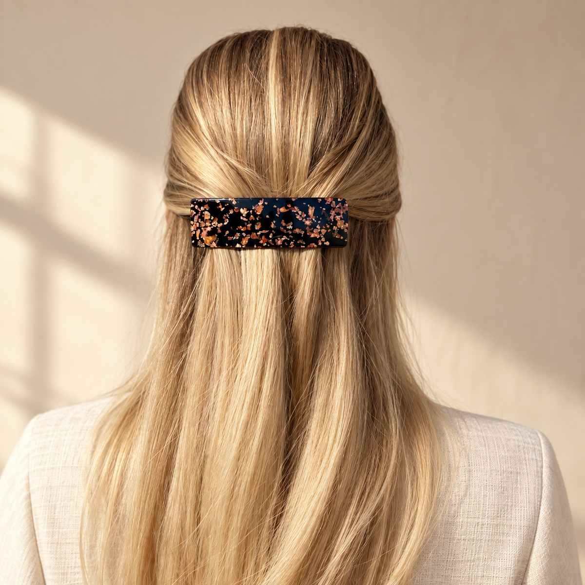 Grande barrette à cheveux Hortance noire pailletée, portée