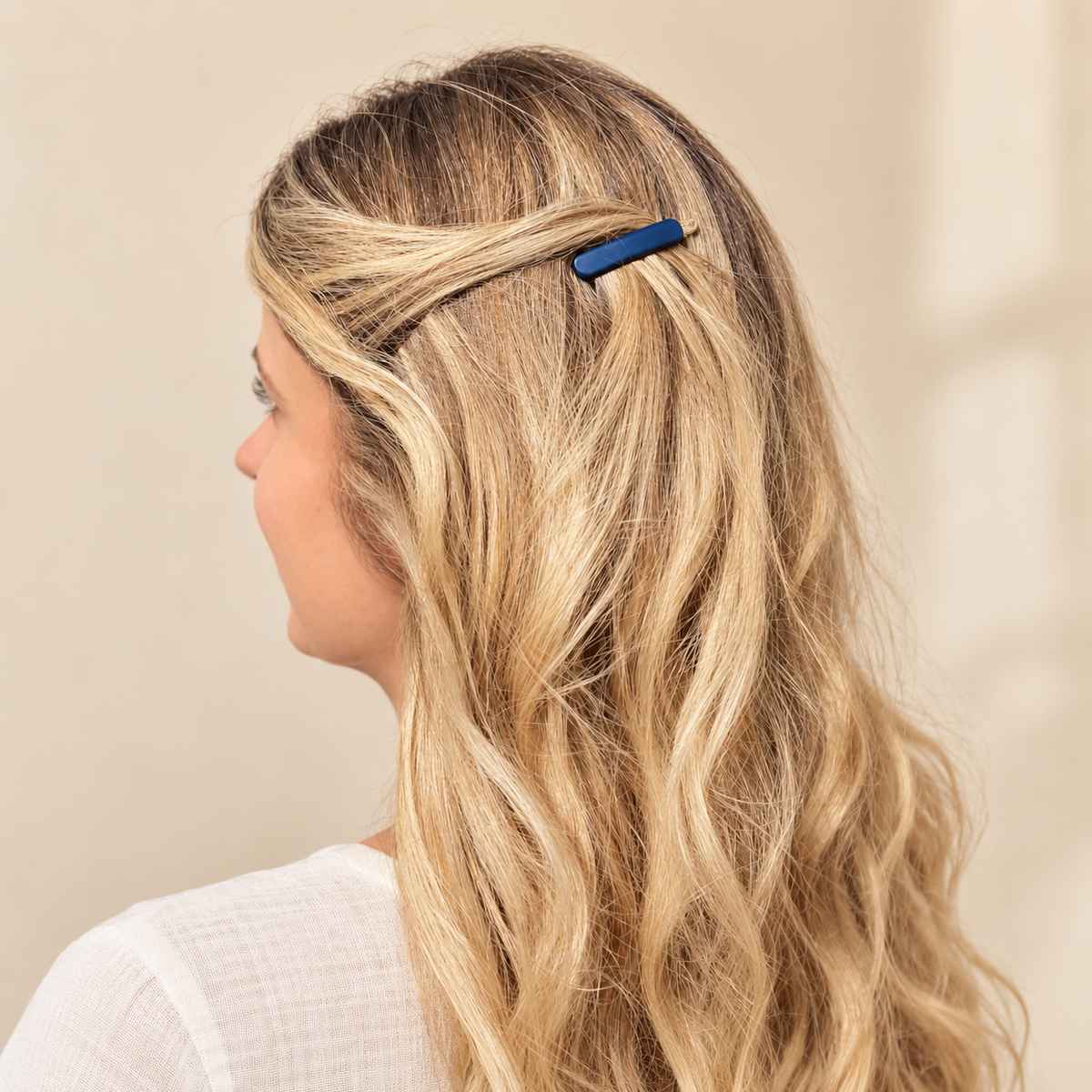 Barrette à cheveux Philomène Bleu Galaxy, portée