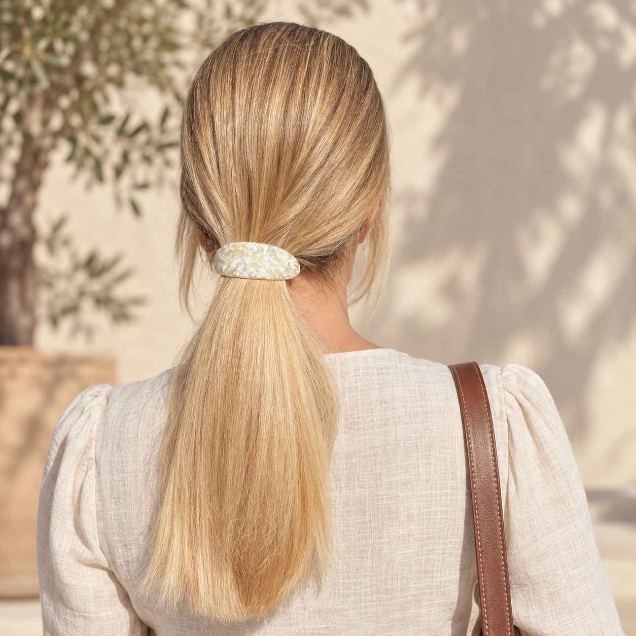 Barrette à cheveux bombée Amélie collection CÉLESTE blanche portée