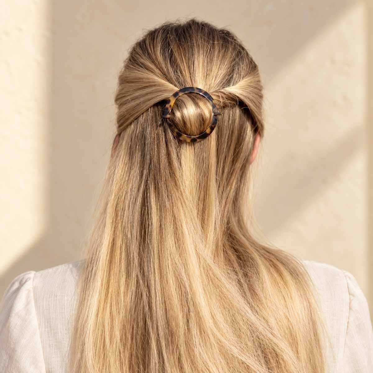 Barrette à cheveux Marjorie noire portée