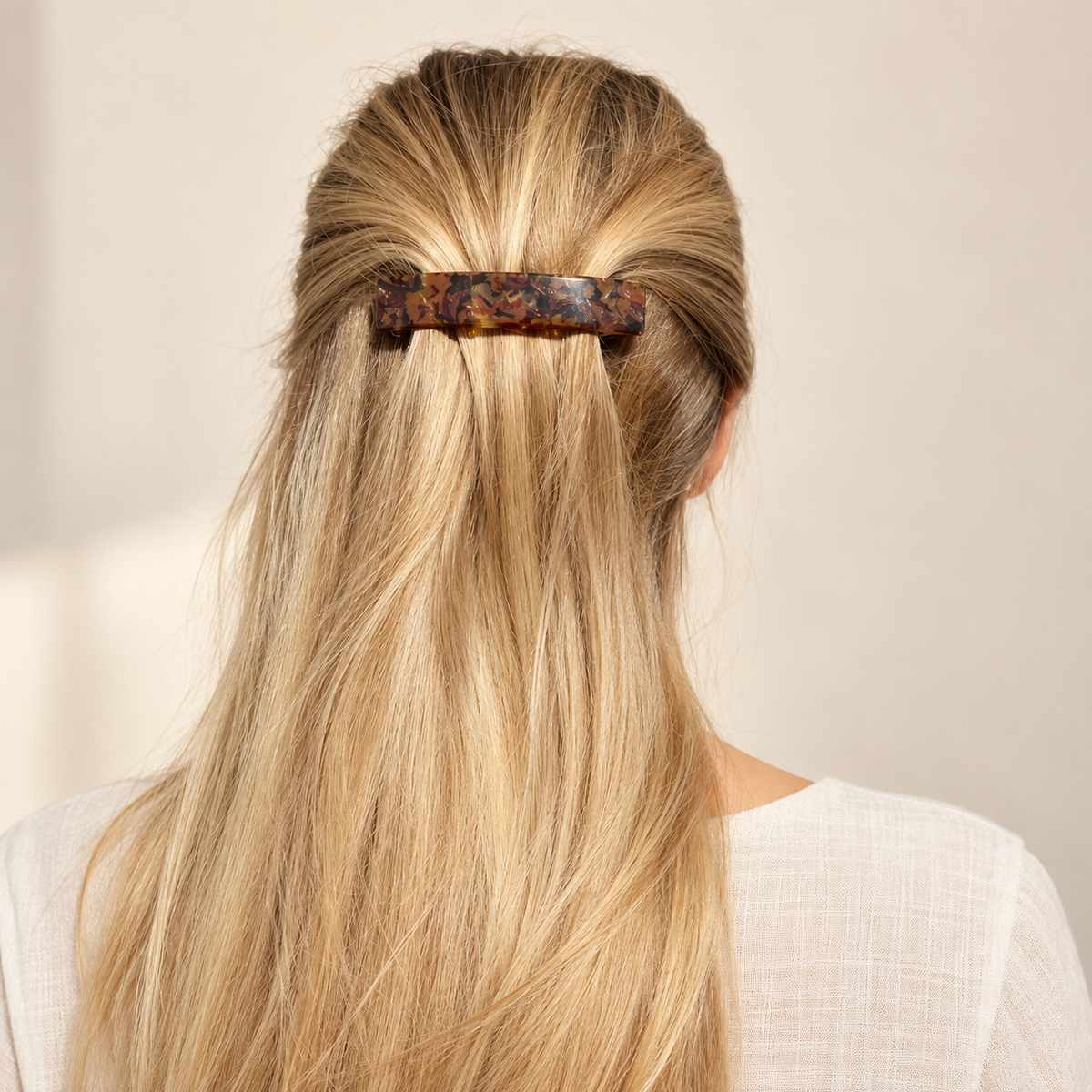 Barrette à cheveux Carla collection CÉLESTE marron portée