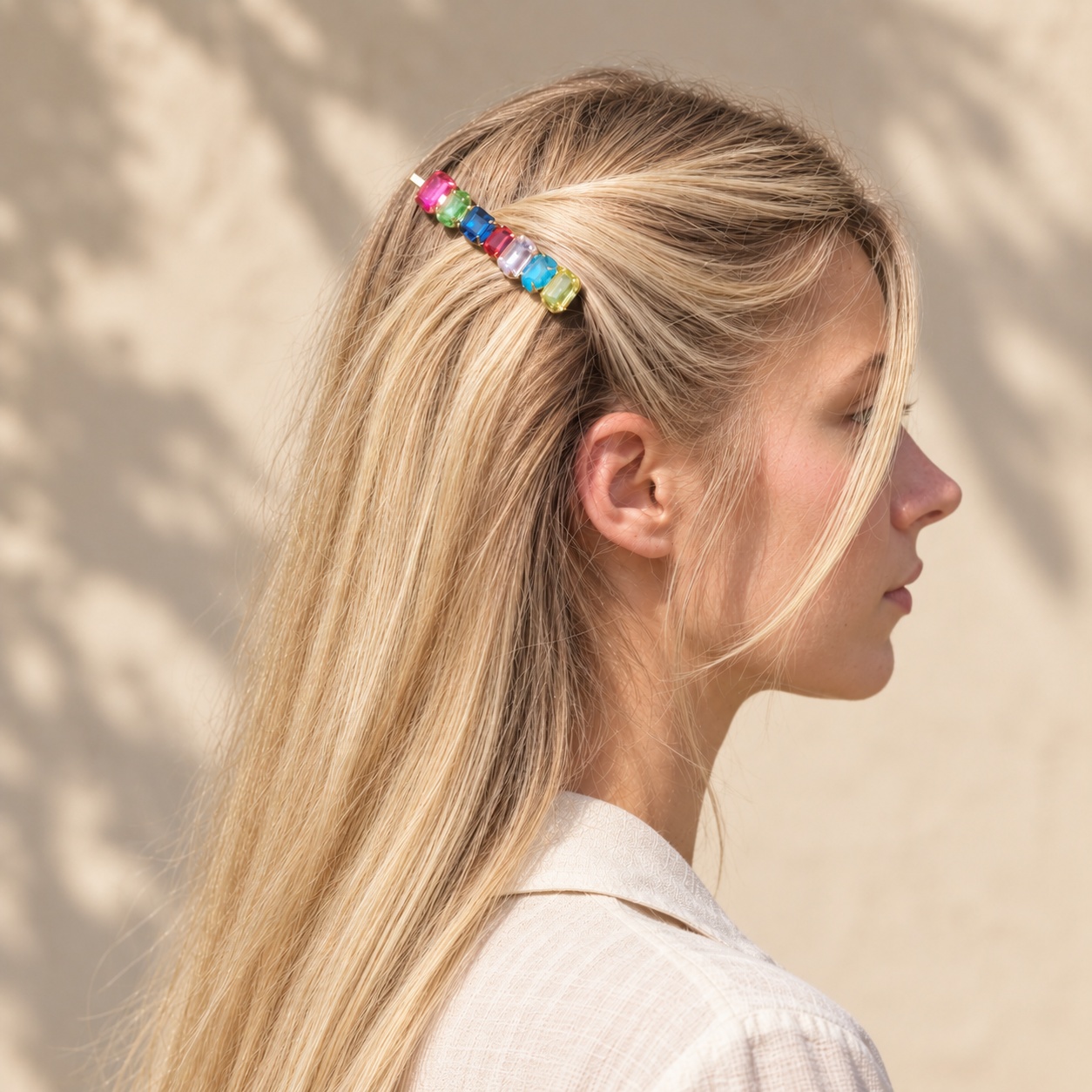 Barrette cheveux Sarah strass multicolores portée