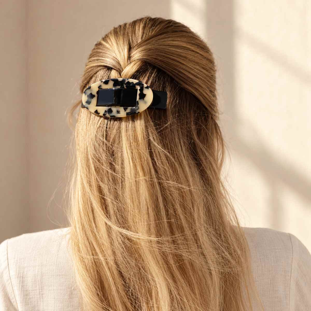 Barrette à cheveux Constance écaille claire portée