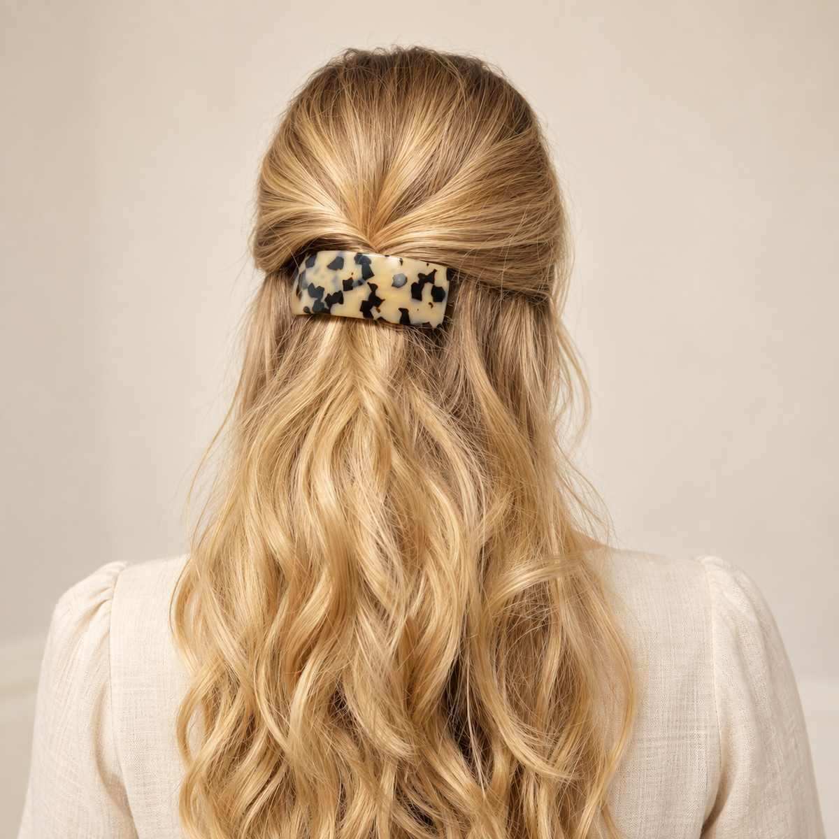Barrette à cheveux bombée Joséphine portée