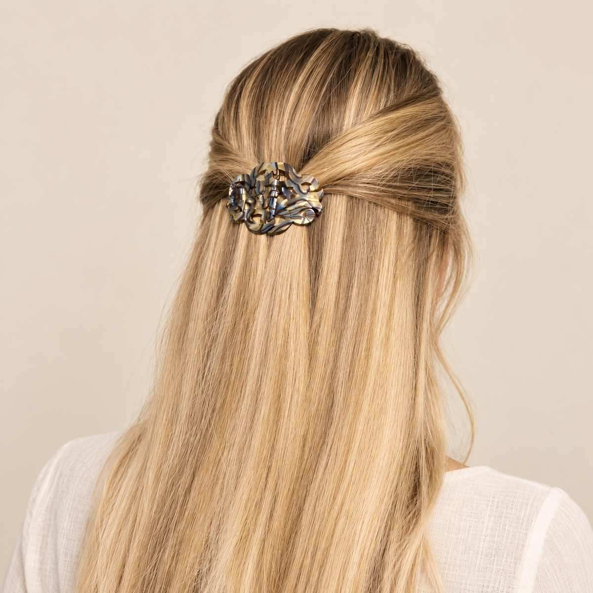 Barrette à cheveux Diane collection CLASSIQUE portée