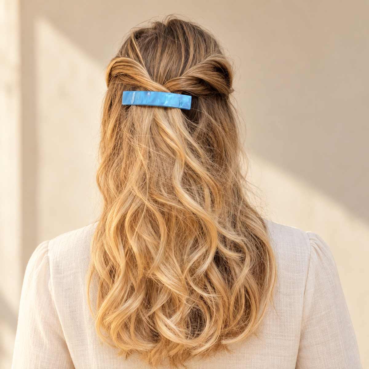 Barrette à cheveux Carla collection NACRE portée