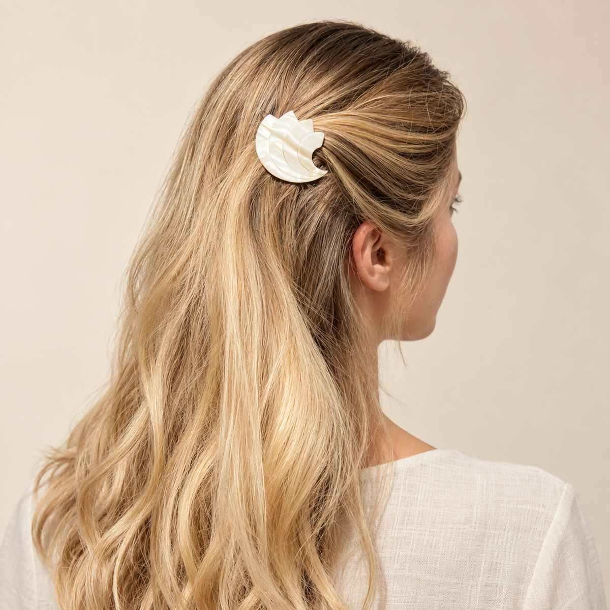 Barrette à cheveux Coralie Collection CLASSIQUE portée