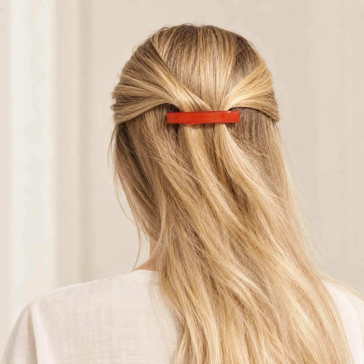Barrette à cheveux Pauline Rouge portée