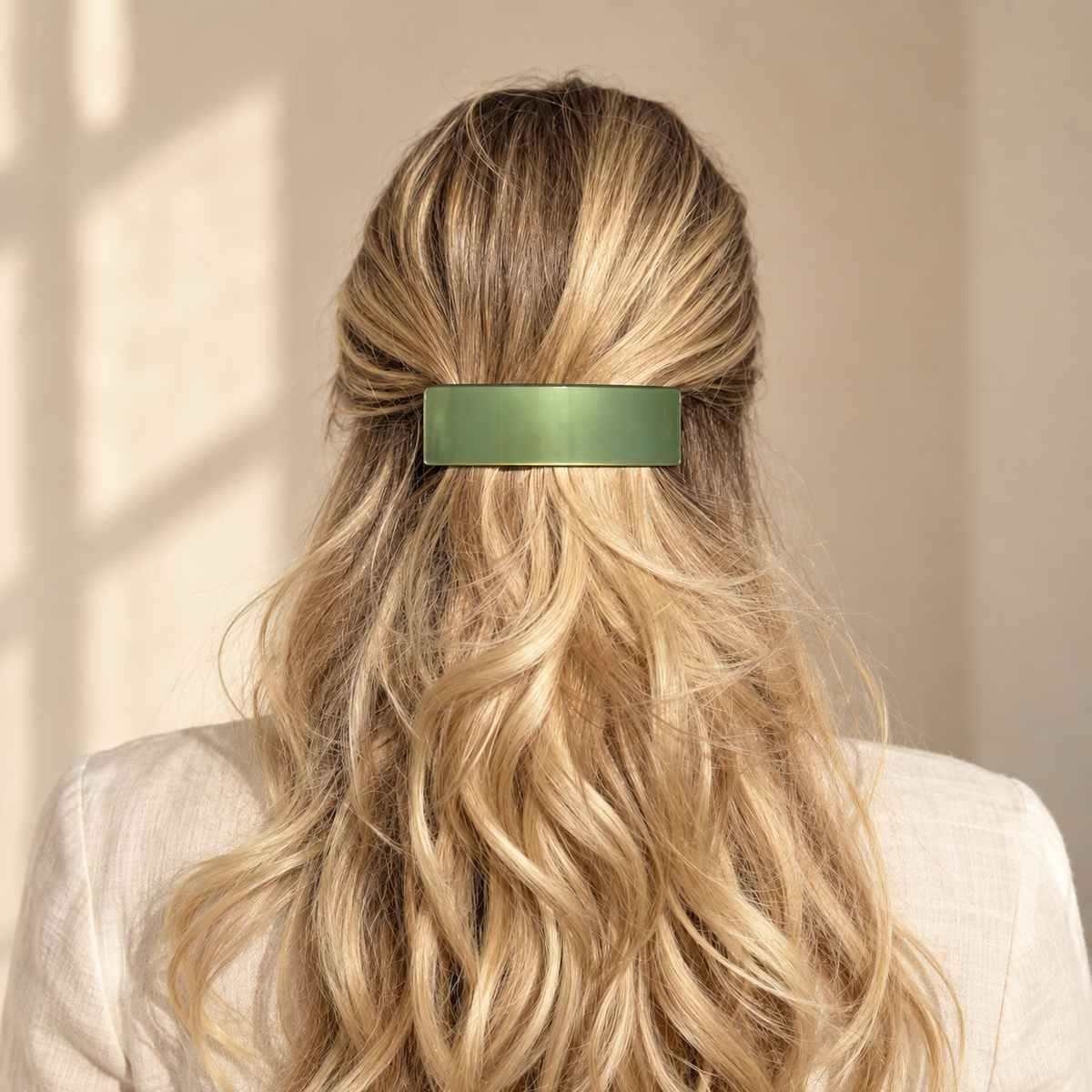 Grande barrette à cheveux Hortance collection OPALE portée