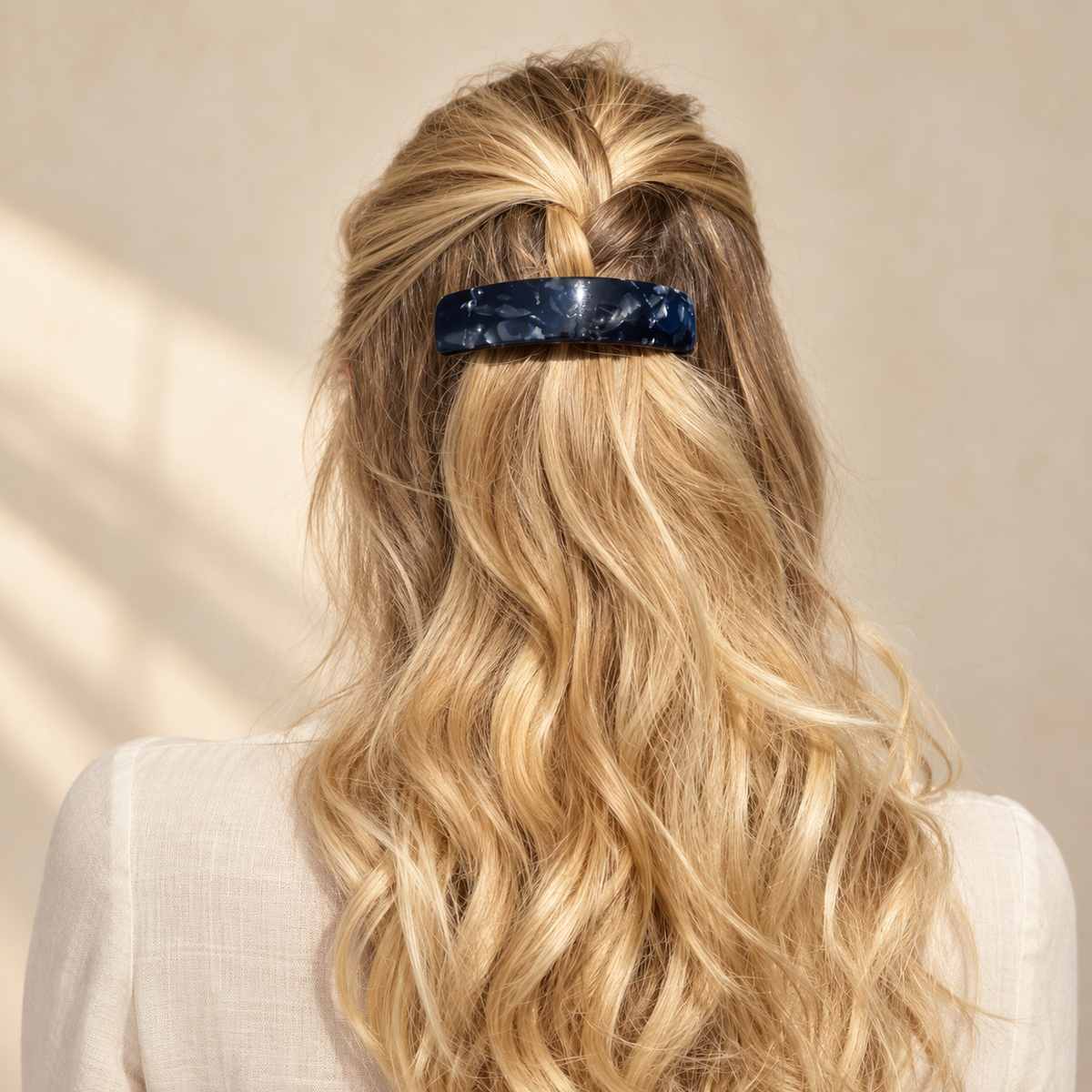 Barrette à cheveux bombée Victoria collection CLASSIQUE portée