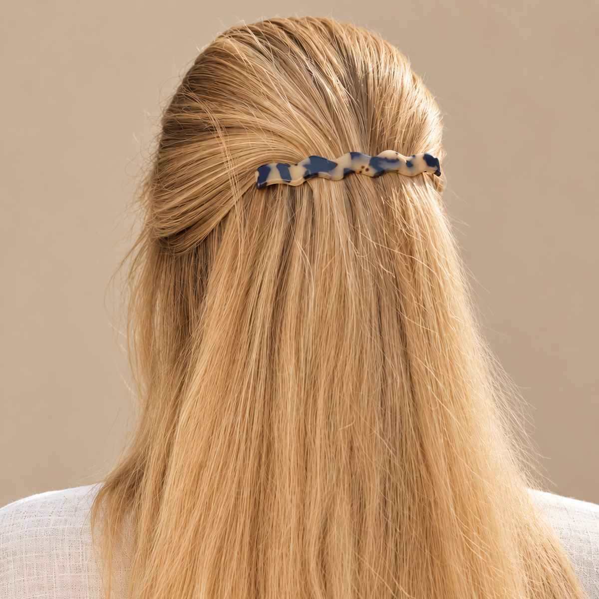 Longue barrette à cheveux Lisette portée