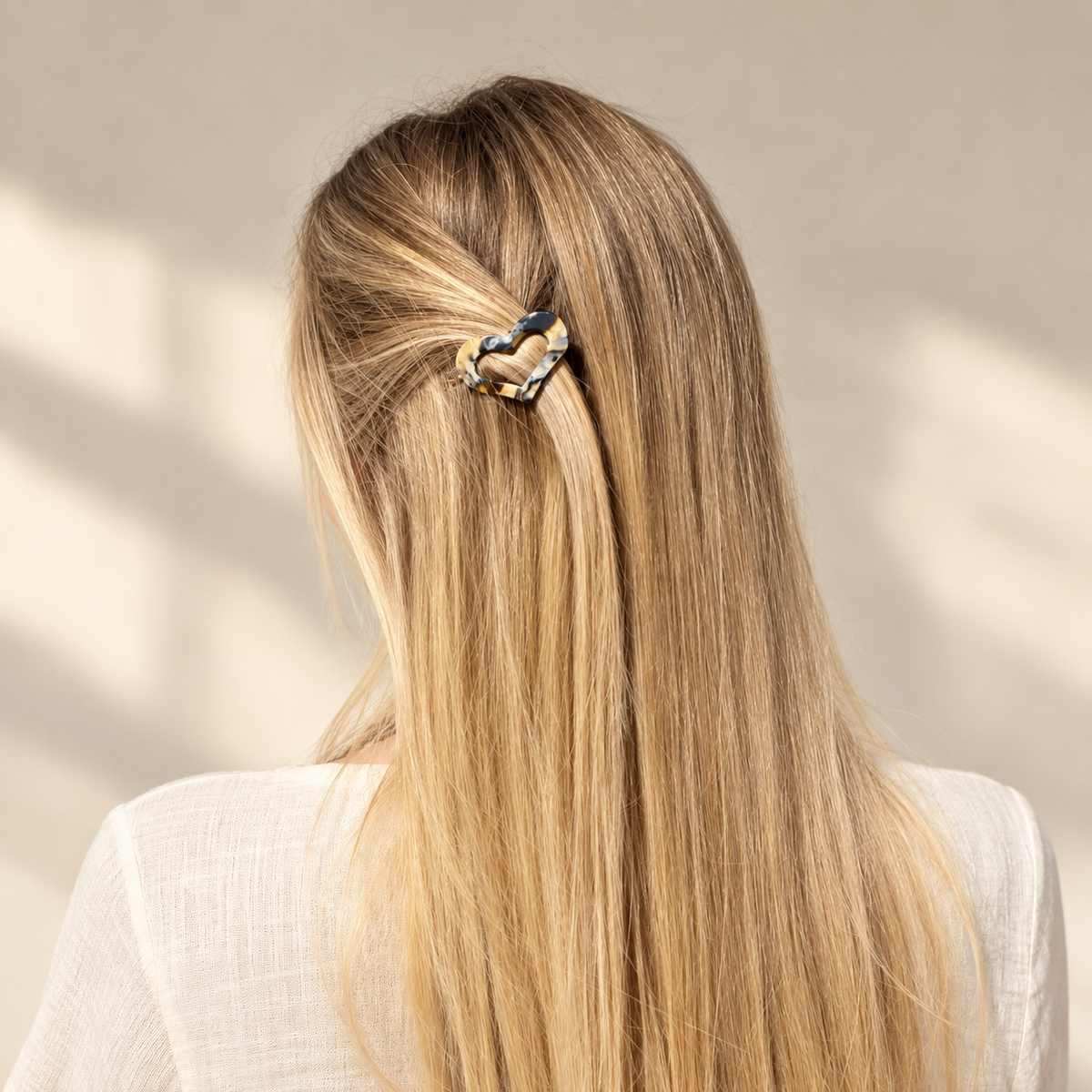 Barrette à cheveux Rose portée