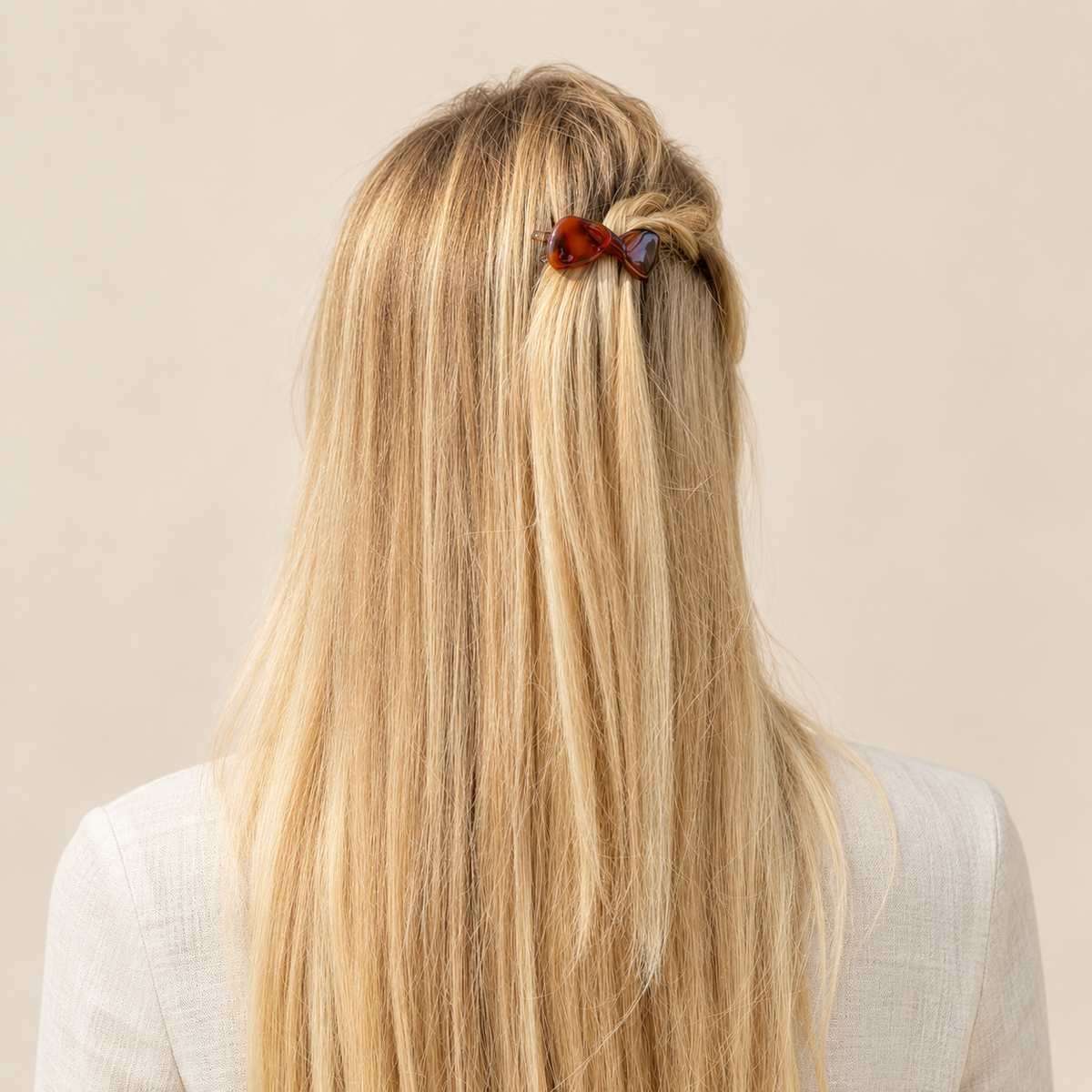 Barrette à cheveux Léontine portée