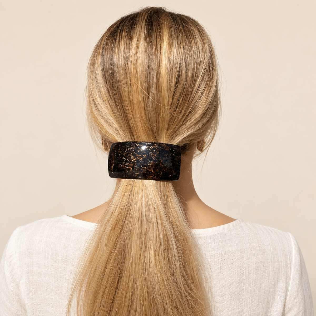 Barrette à cheveux large Lyvia portée