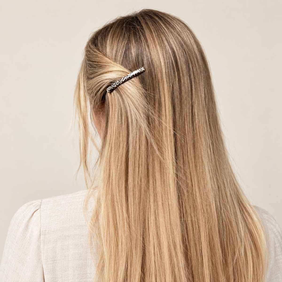 Barrette à cheveux Clotilde portée