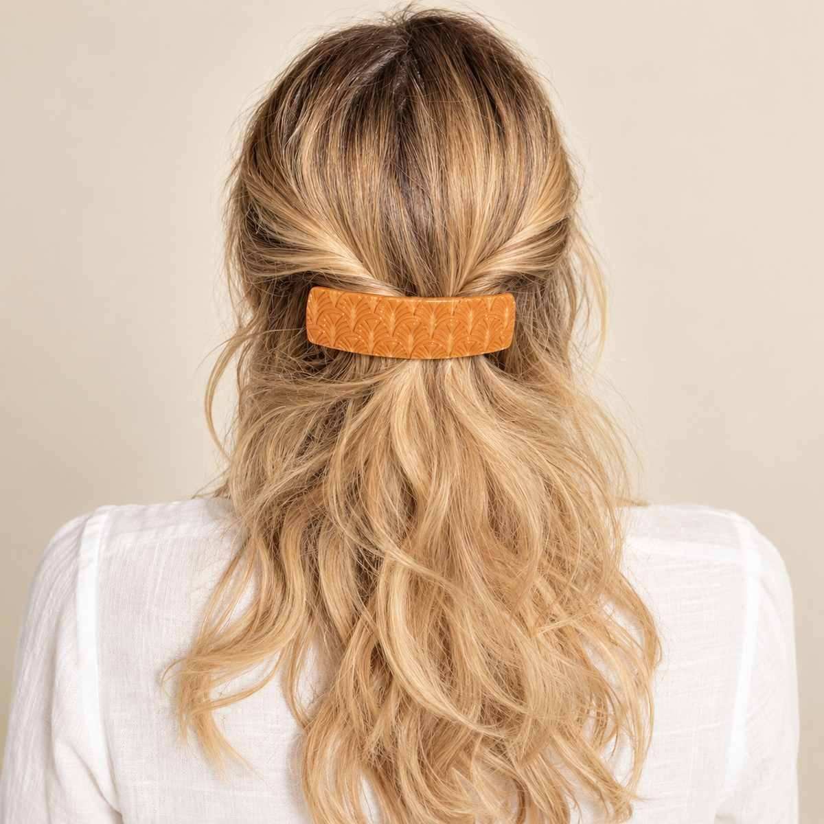 Grande Barrette à Cheveux Légère Aglaé portée