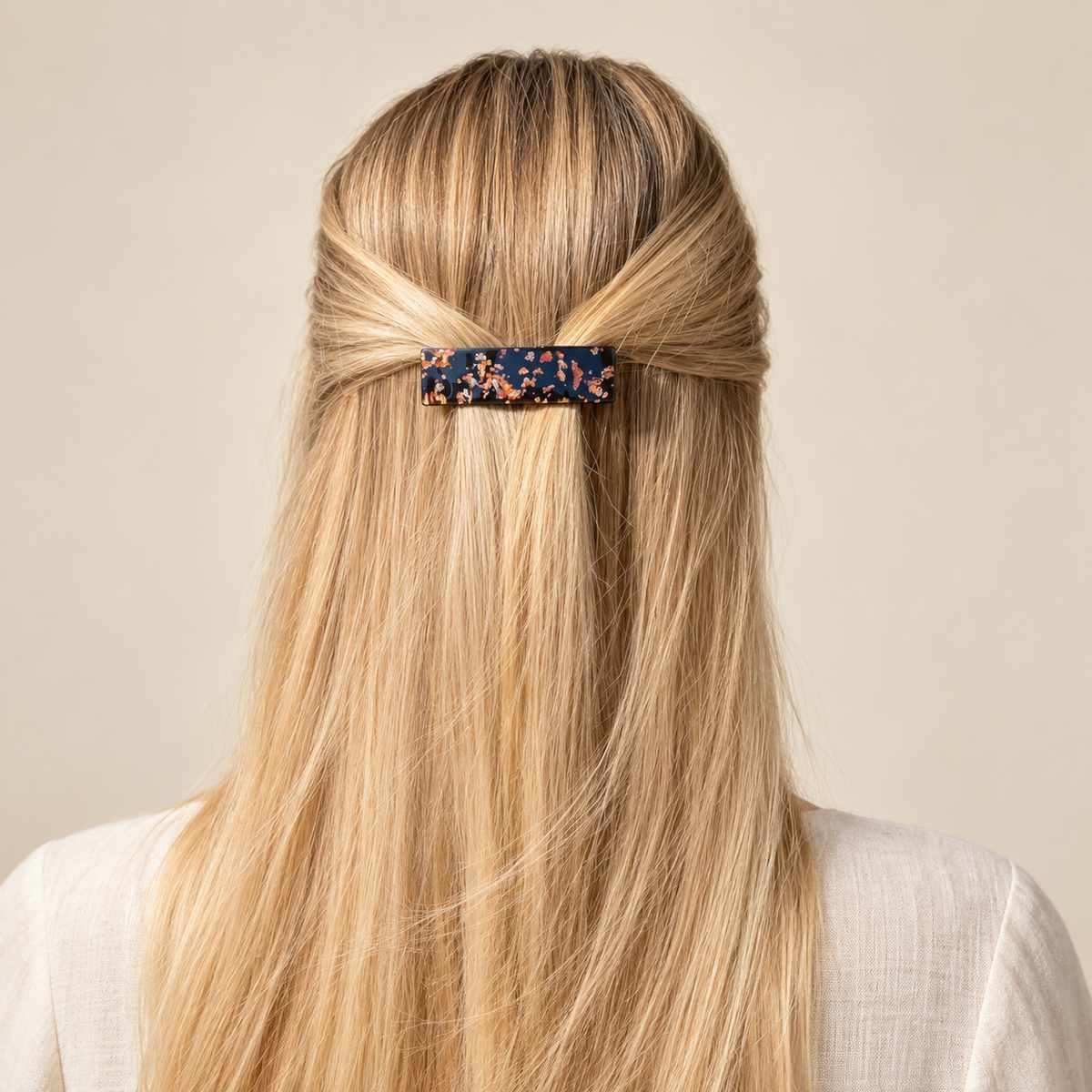 Barrette à cheveux Anne Noire Pailletée portée