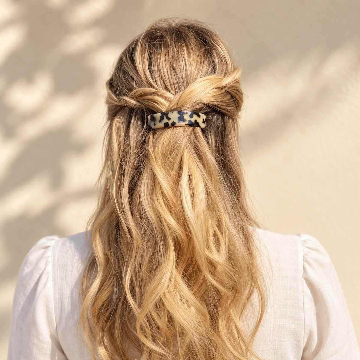 Barrette à cheveux Amandine Écaille Claire portée