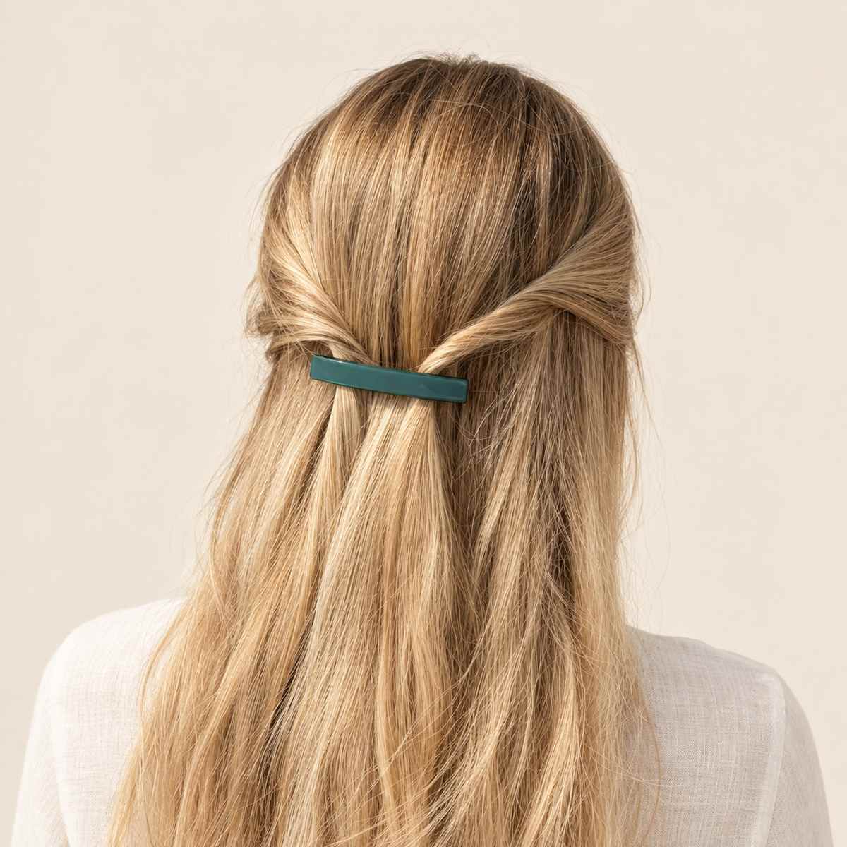 Barrette à cheveux Pauline Vert Sapin portée